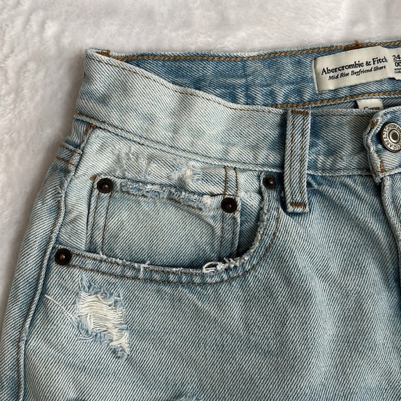 Abercrombie A&F Women’s Mid Rise Curve Love Boyfriend Cut Off Thrashed Shorts 00 - Picture 3 of 9